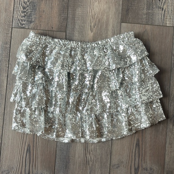 PrettyLittleThing Silver Sequin Frilly Tiered Mini Skirt Size 10 - Picture 4 of 5